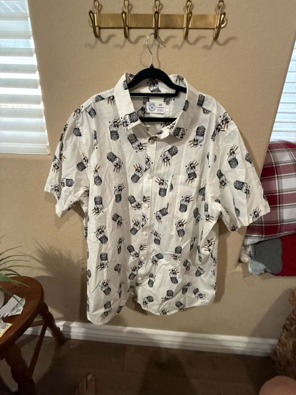 Hurley Short Sleeve Button Down Shirt Size XXL White Pineapple Skull Rainbow